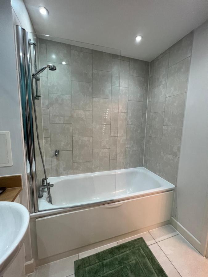 Cityscape Serenity: 10Th Floor Oasis Near City Airport, Excel & 02 Apartment Лондон Екстериор снимка