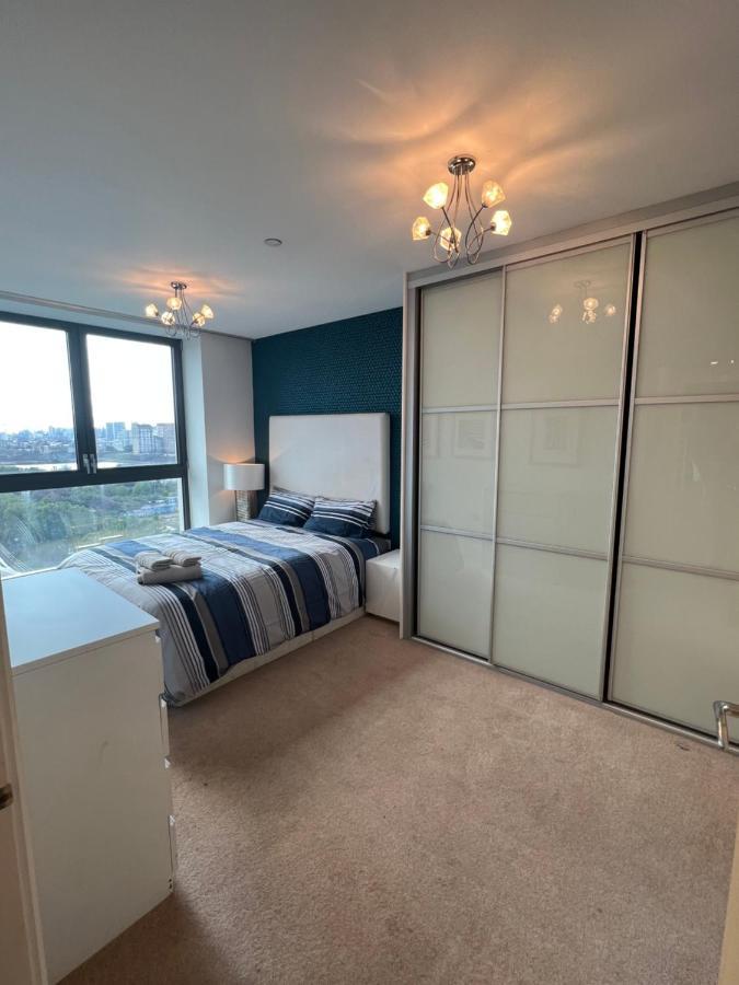 Cityscape Serenity: 10Th Floor Oasis Near City Airport, Excel & 02 Apartment Лондон Екстериор снимка