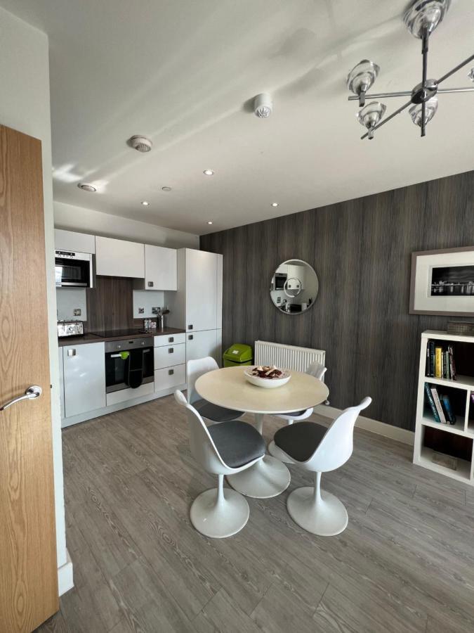 Cityscape Serenity: 10Th Floor Oasis Near City Airport, Excel & 02 Apartment Лондон Екстериор снимка