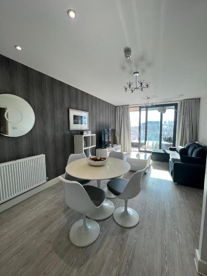Cityscape Serenity: 10Th Floor Oasis Near City Airport, Excel & 02 Apartment Лондон Екстериор снимка
