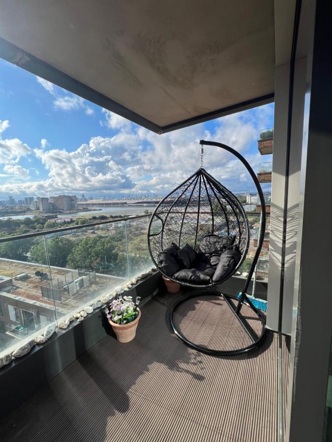 Cityscape Serenity: 10Th Floor Oasis Near City Airport, Excel & 02 Apartment Лондон Екстериор снимка