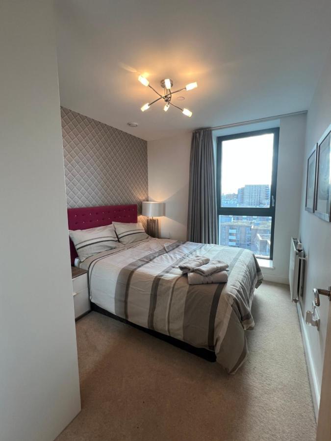 Cityscape Serenity: 10Th Floor Oasis Near City Airport, Excel & 02 Apartment Лондон Екстериор снимка
