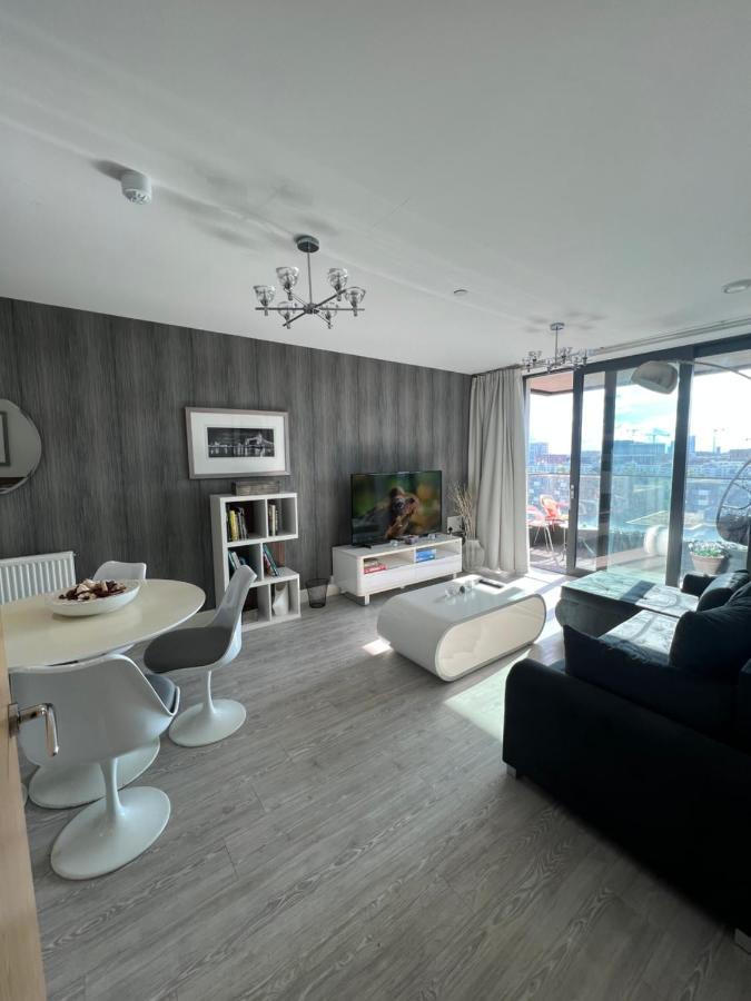 Cityscape Serenity: 10Th Floor Oasis Near City Airport, Excel & 02 Apartment Лондон Екстериор снимка