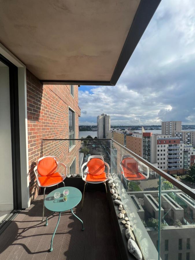 Cityscape Serenity: 10Th Floor Oasis Near City Airport, Excel & 02 Apartment Лондон Екстериор снимка