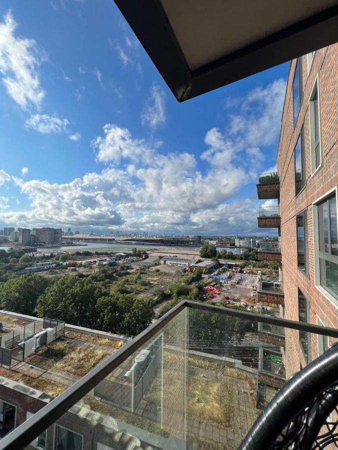 Cityscape Serenity: 10Th Floor Oasis Near City Airport, Excel & 02 Apartment Лондон Екстериор снимка
